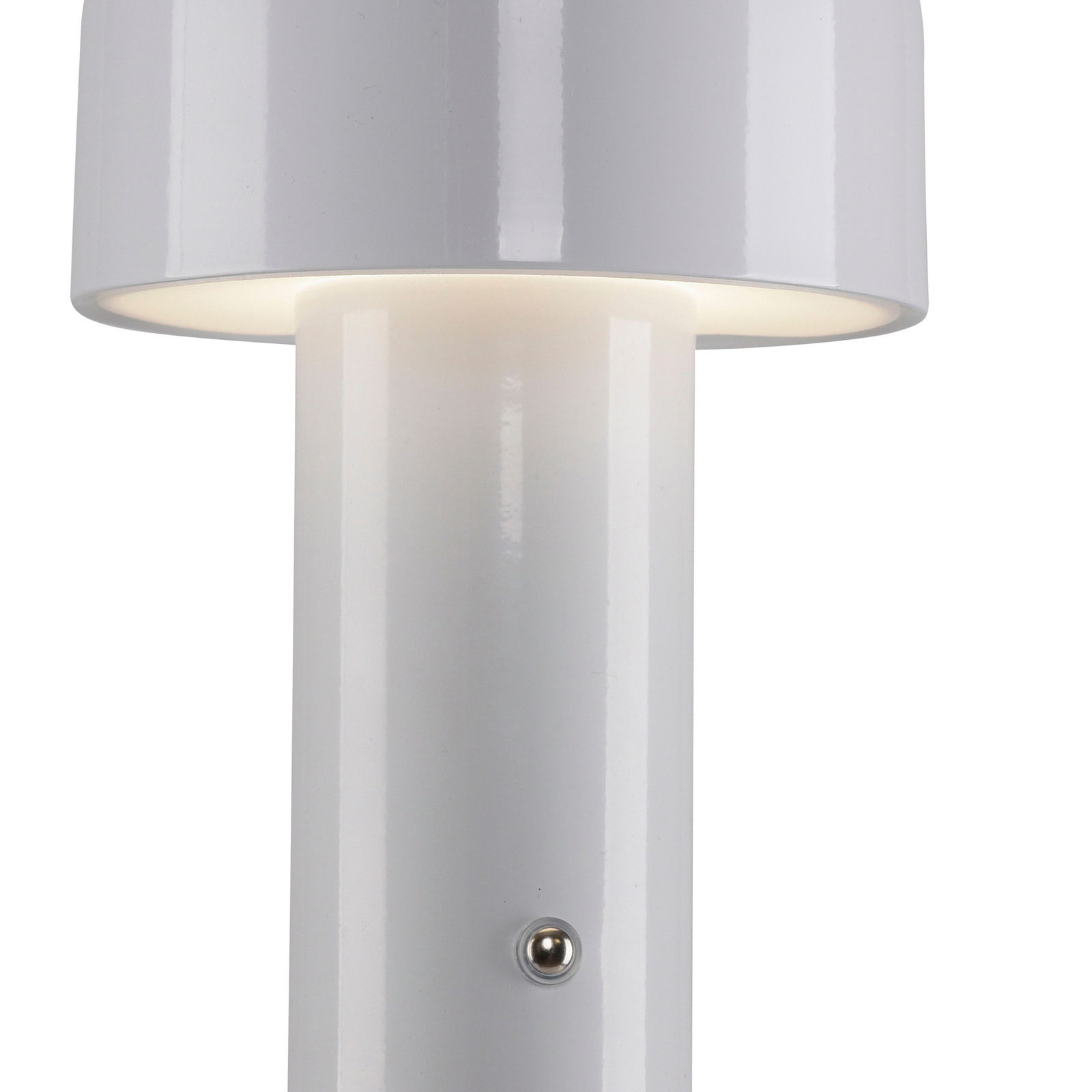 Nahaufnahme einer weißen Akku-Tischleuchte AGNES mit zylindrischem Schirm und sichtbarem Schalter.