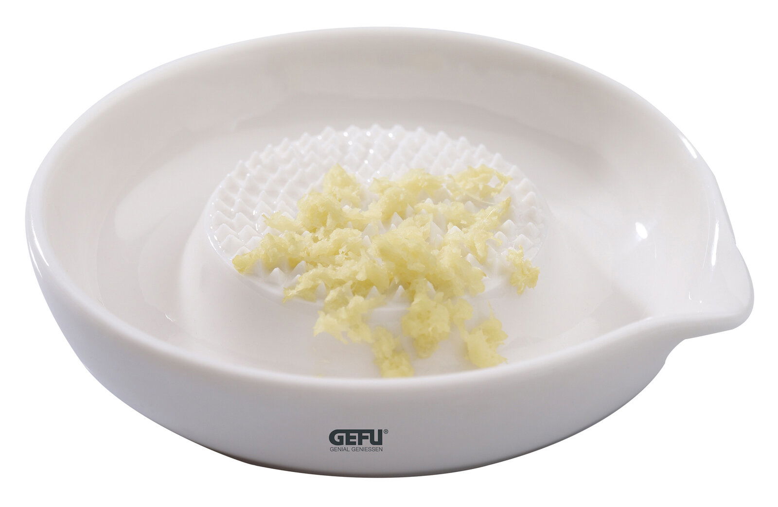 GEFU Ingwerreibe PURO Runde Ingwerreibe aus weißem Material mit geriebener Ingwer auf der Oberfläche, seitliche Perspektive.