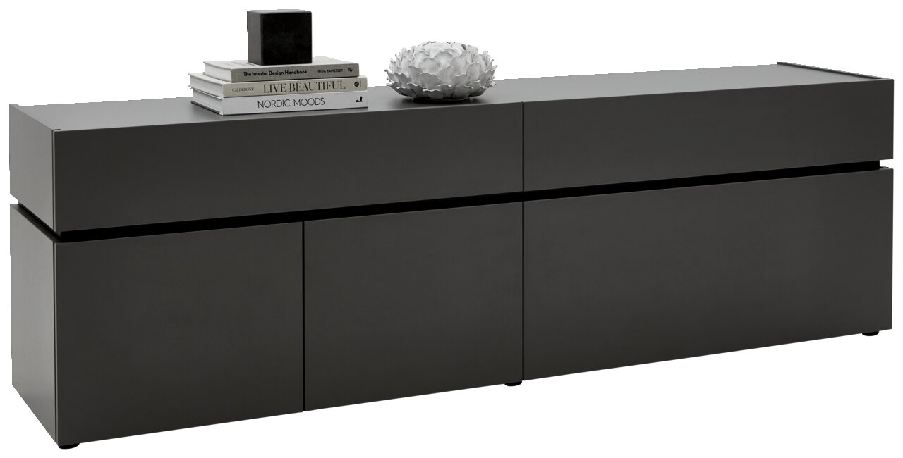 Modernes TV-Lowboard in dunklem Design, seitliche Perspektive, dekoriert mit Büchern und einer Skulptur.