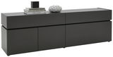 Modernes TV-Lowboard in dunklem Design, seitliche Perspektive, dekoriert mit Büchern und einer Skulptur.