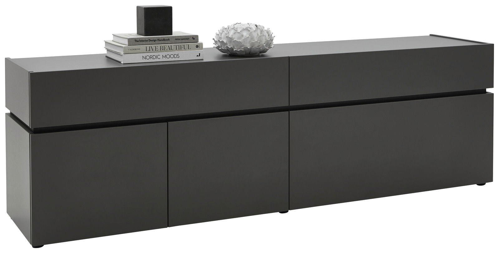 Modernes TV-Lowboard in dunklem Design, seitliche Perspektive, dekoriert mit Büchern und einer Skulptur.