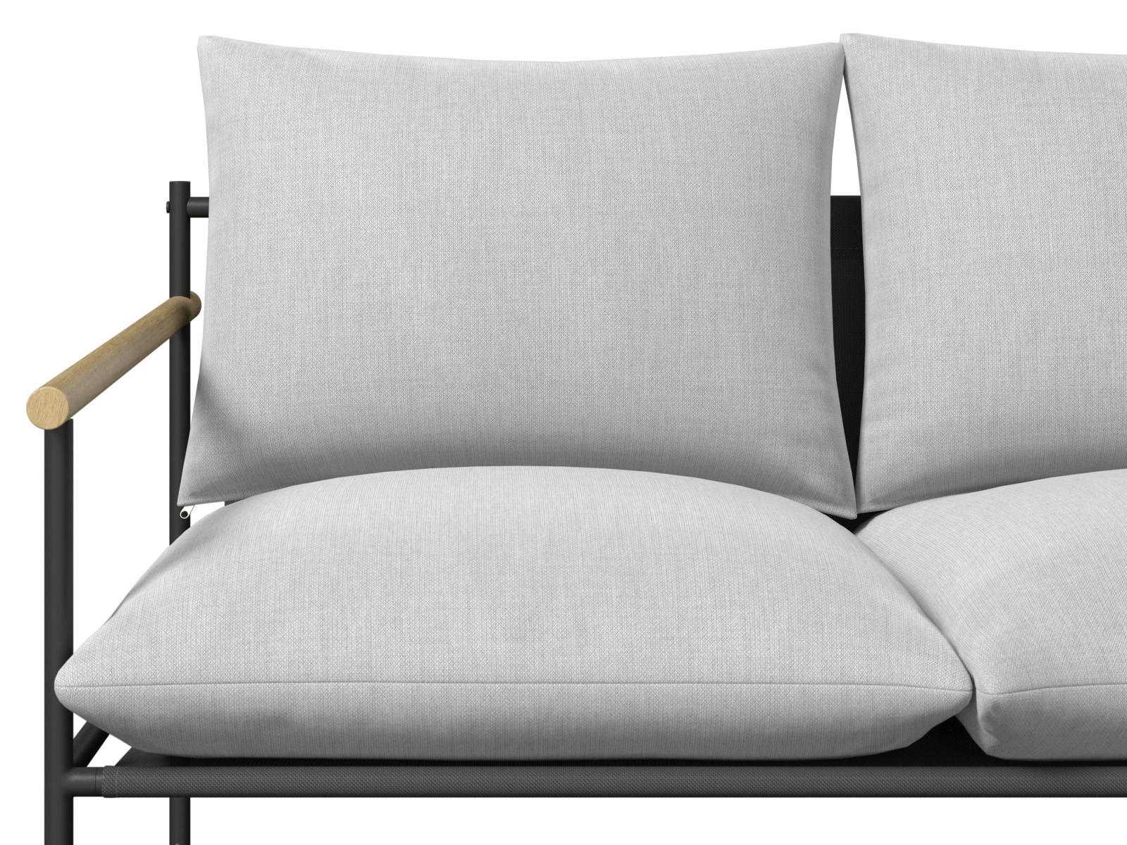 Nahaufnahme eines Gartenlounge-Sets mit hellgrauen Kissen und einem Armlehnen-Detail aus Holz, seitliche Perspektive.