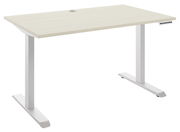 Elektrisch höhenverstellbarer Schreibtisch in heller Holzoptik, seitliche Perspektive
