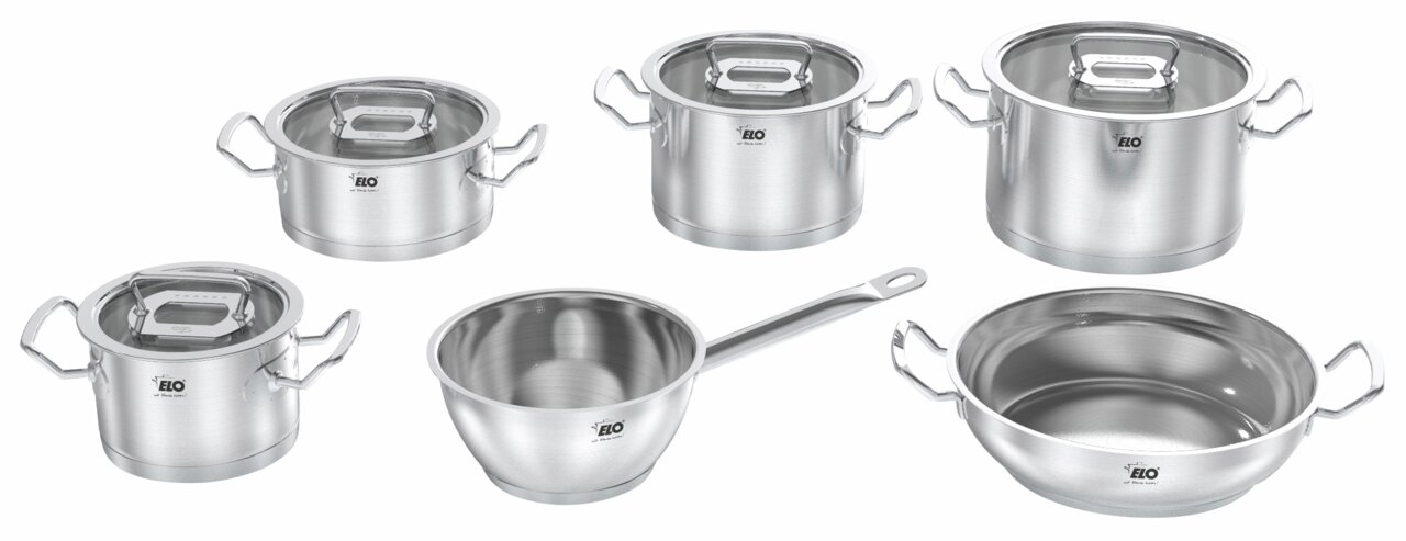 Sechsteiliges Topfset Gourmet Plus aus Edelstahl, bestehend aus verschiedenen Töpfen und Pfannen mit Deckeln, in einer seitlichen Perspektive.