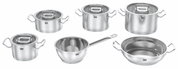 Sechsteiliges Topfset Gourmet Plus aus Edelstahl, bestehend aus verschiedenen Töpfen und Pfannen mit Deckeln, in einer seitlichen Perspektive.
