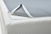 Close-up van een Viscoma-matras met afneembare hoes, vanuit de hoek gefotografeerd.
