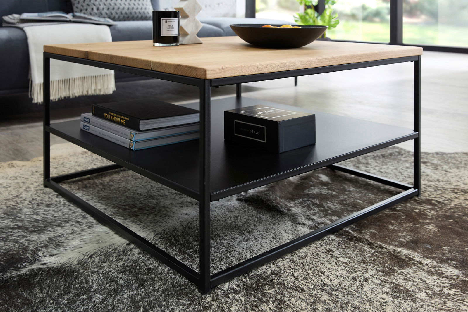 Moderner Couchtisch mit Holzplatte und schwarzem Metallgestell, seitliche Perspektive