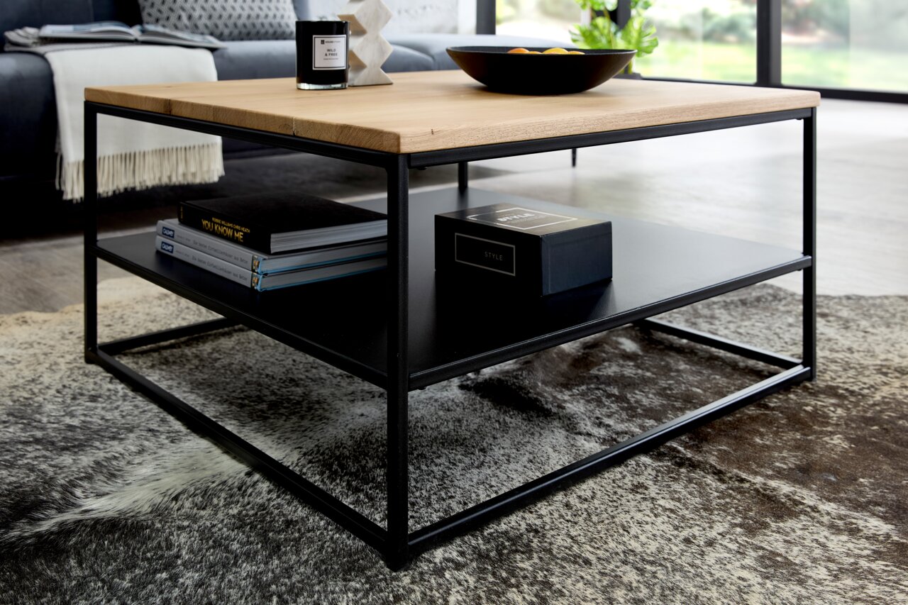 Moderner Couchtisch mit Holzplatte und schwarzem Metallgestell, seitliche Perspektive