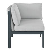 Seitenansicht eines Lounge-Ecksofas mit hellgrauen Kissen und einem dunklen Metallrahmen.