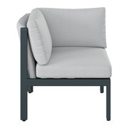 Seitenansicht eines Lounge-Ecksofas mit hellgrauen Kissen und einem dunklen Metallrahmen.