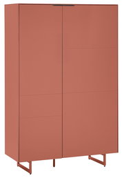 Hoher, moderner Metallschrank in Terrakotta mit zwei Türen und schlanken Metallfüßen, frontal in leichter Schrägansicht von vorn freigestellt