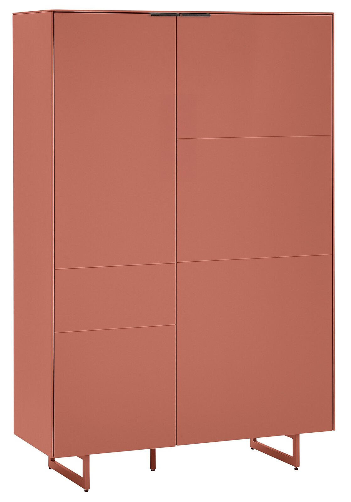 Hoher, moderner Metallschrank in Terrakotta mit zwei Türen und schlanken Metallfüßen, frontal in leichter Schrägansicht von vorn freigestellt