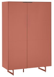 Hoge, moderne metalen kast in terracottakleur met twee deuren en slanke metalen poten, vooraanzicht in lichte schuine hoek, vrijstaand