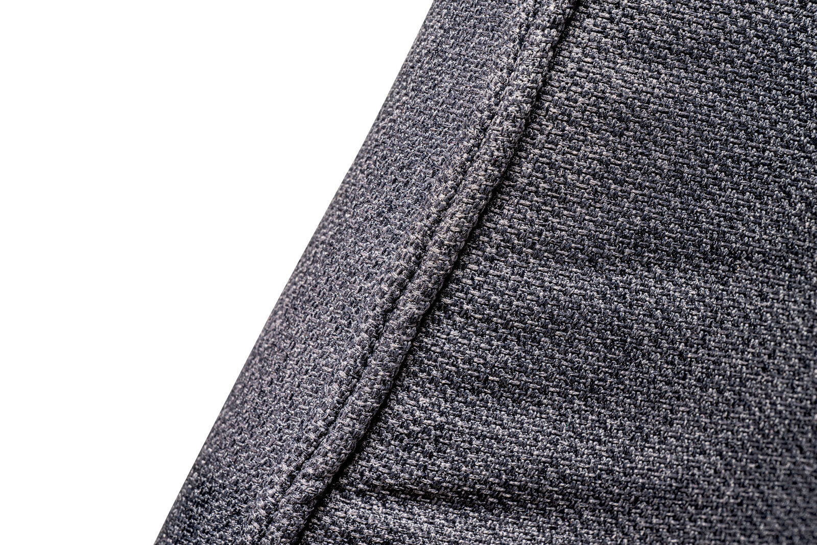 Nahaufnahme des grauen Stoffbezugs eines XL-Drehstuhls, seitliche Perspektive