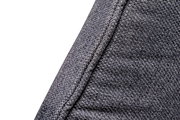 Nahaufnahme des grauen Stoffbezugs eines XL-Drehstuhls, seitliche Perspektive