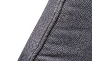 Nahaufnahme des grauen Stoffbezugs eines XL-Drehstuhls, seitliche Perspektive