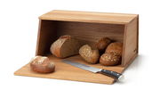 Brotkasten aus Eiche mit geöffnetem Deckel, gefüllt mit verschiedenen Brotsorten und einem Brotmesser, seitliche Perspektive