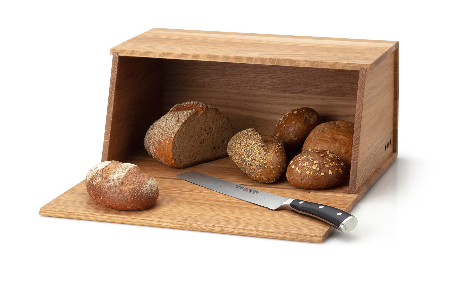 Brotkasten aus Eiche mit geöffnetem Deckel, gefüllt mit verschiedenen Brotsorten und einem Brotmesser, seitliche Perspektive