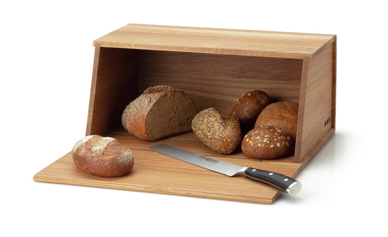 Continenta Brotkasten Eiche 40x26x18,5cm Brotkasten aus Eiche mit geöffnetem Deckel, gefüllt mit verschiedenen Brotsorten und einem Brotmesser, seitliche Perspektive