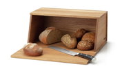 Broodtrommel van eikenhout met open deksel, gevuld met verschillende soorten brood en een broodmes, zijaanzicht