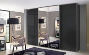 Moderner Schwebetürenschrank in dunklem Design mit Spiegel, seitliche Perspektive