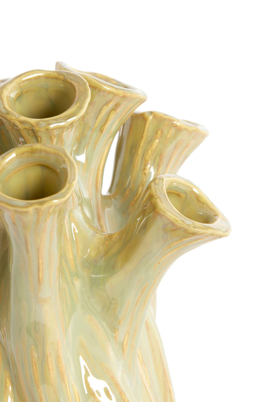Nahaufnahme einer mehrarmigen, glänzenden Vase in hellgrüner Farbe mit organischen Formen, seitliche Perspektive.
