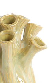 Nahaufnahme einer mehrarmigen, glänzenden Vase in hellgrüner Farbe mit organischen Formen, seitliche Perspektive.