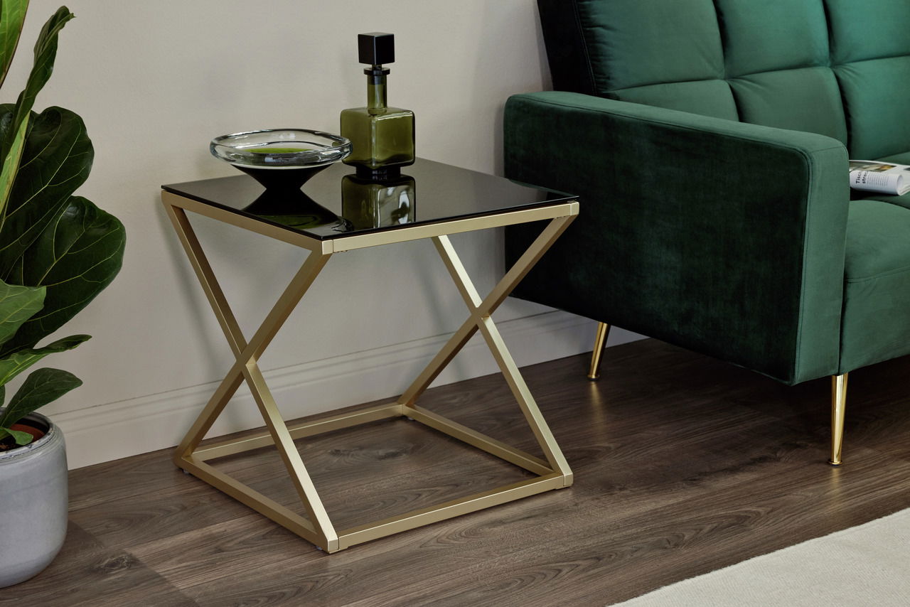 Moderner Beistell- oder Nachttisch mit schwarzer Glasplatte und goldfarbenem Metallgestell, seitliche Perspektive.