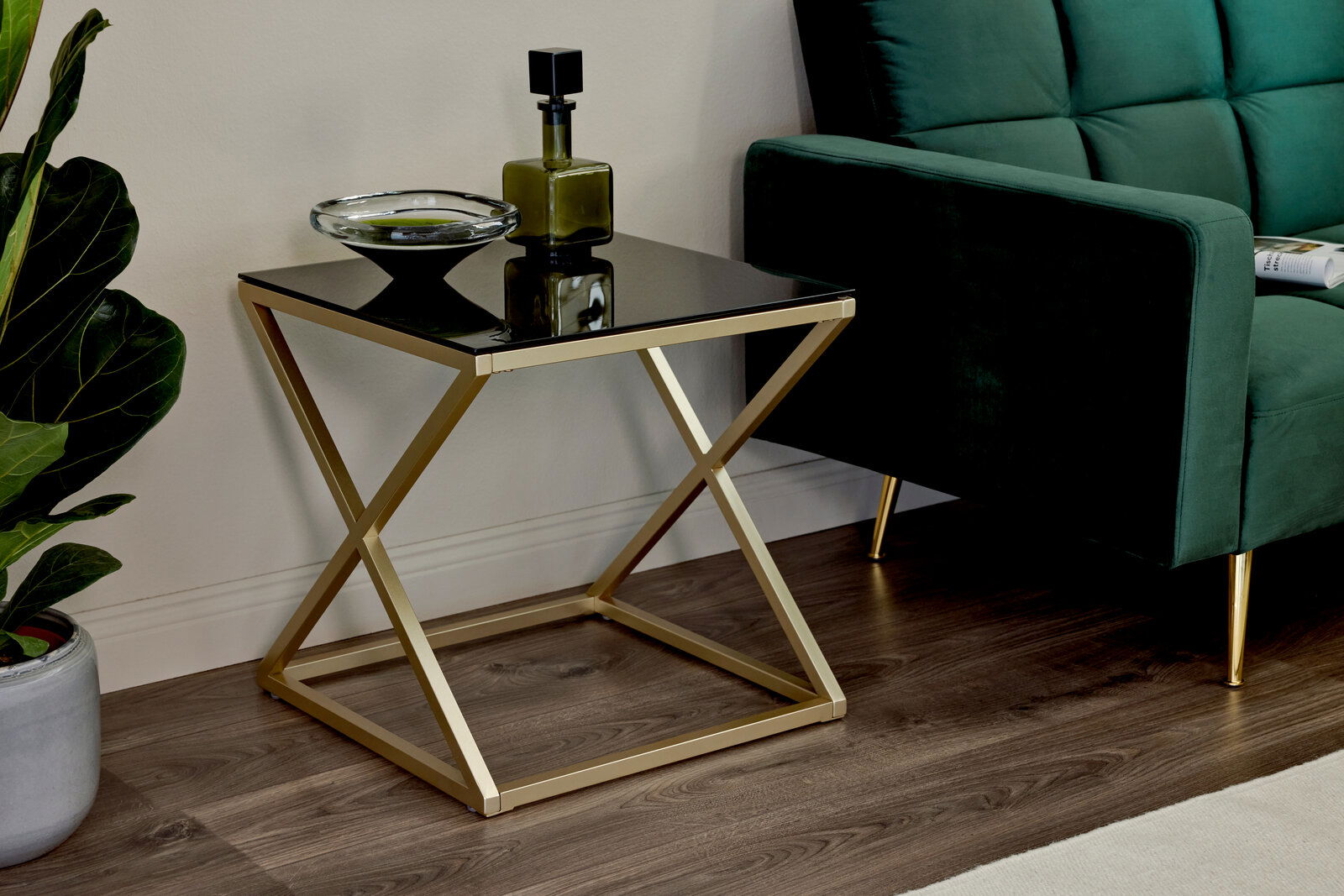 Jahnke Beistell-/Nachttisch X-TRA D 140 Moderner Beistell- oder Nachttisch mit schwarzer Glasplatte und goldfarbenem Metallgestell, seitliche Perspektive.