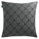 Graue Zierkissenhülle mit schwarzem, geometrischem Muster, frontal abgebildet.