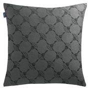 Graue Zierkissenhülle mit schwarzem, geometrischem Muster, frontal abgebildet.