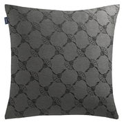 Graue Zierkissenhülle mit schwarzem, geometrischem Muster, frontal abgebildet.