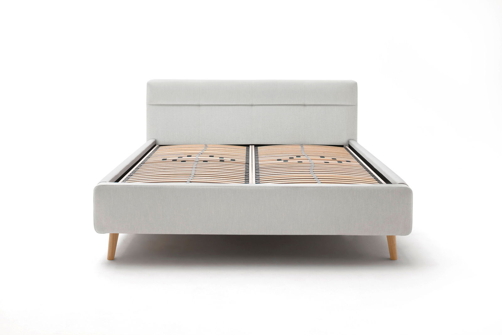 Frontale Ansicht eines modernen Polsterbetts mit hellem Stoffbezug und Holzlattenrost.