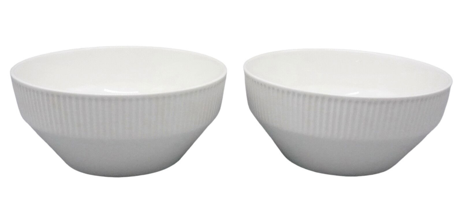 Zwei weiße Schüsseln mit geriffelter Oberfläche, seitliche Perspektive