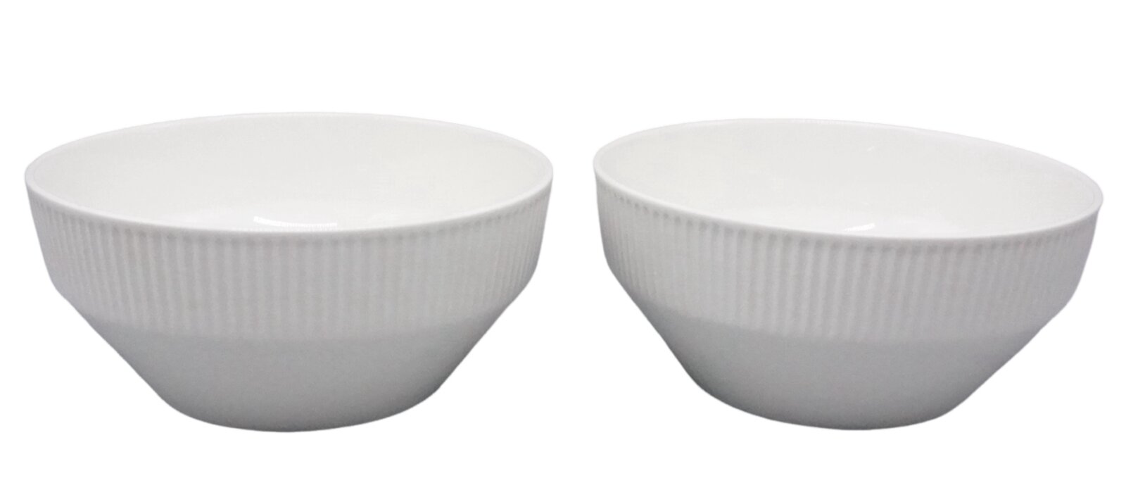 Twee witte schalen met een geribbeld oppervlak, zijaanzicht