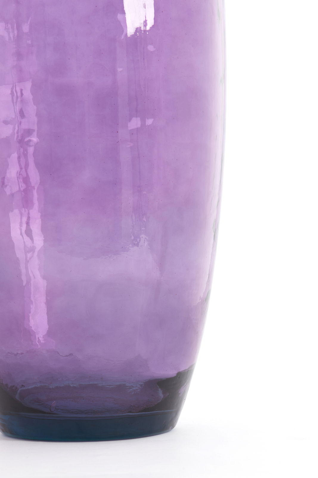 Nahaufnahme einer lila Vase mit glänzender Oberfläche, seitliche Perspektive