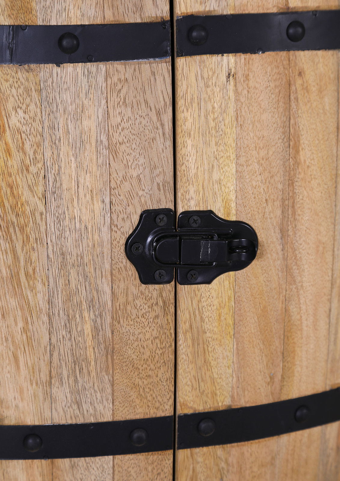 Nahaufnahme eines hölzernen Bar-Fasses mit Metallbeschlägen und einem schwarzen Riegel, von vorne betrachtet.