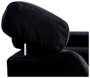 Nahaufnahme einer schwarzen Kopfstütze aus Leder mit verstellbarer Metallstange, seitliche Perspektive.