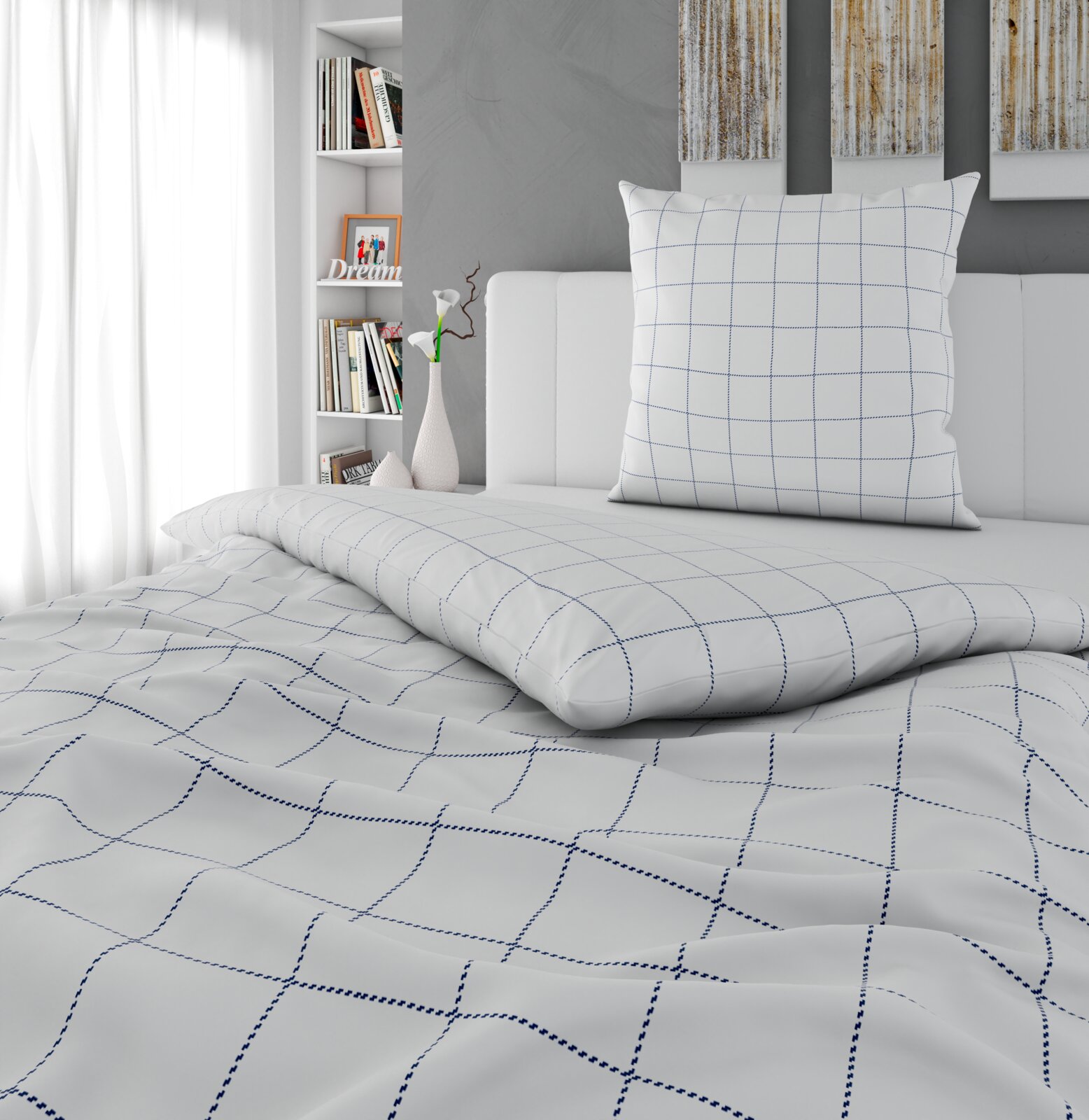 Novel Satin Bettwäsche 135/200cm OSLO MARINE Weißes Bettwäsche-Set mit blauem Karomuster, Kissen und Decke auf einem Bett im Schlafzimmer, fotografiert in schräger Perspektive von vorne/oben.