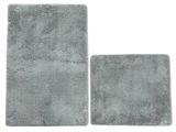 Zwei graue Badteppiche in rechteckiger Form, von oben betrachtet.