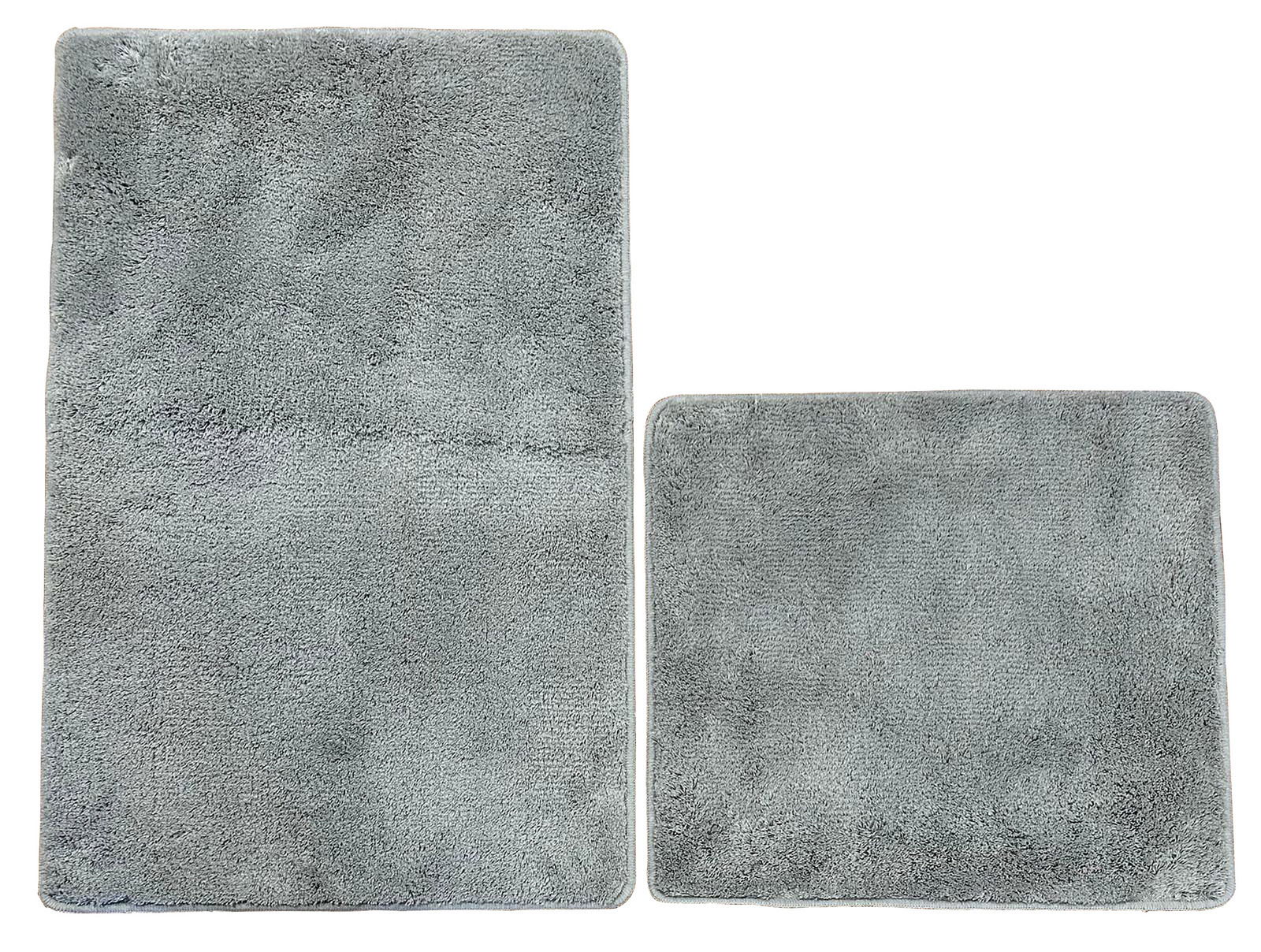 Zwei graue Badteppiche in rechteckiger Form, von oben betrachtet.