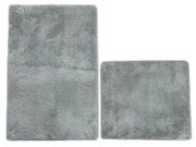 Zwei graue Badteppiche in rechteckiger Form, von oben betrachtet.