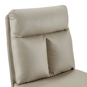 Nahaufnahme eines beigen Stuhlrückens mit weicher Polsterung, seitliche Perspektive