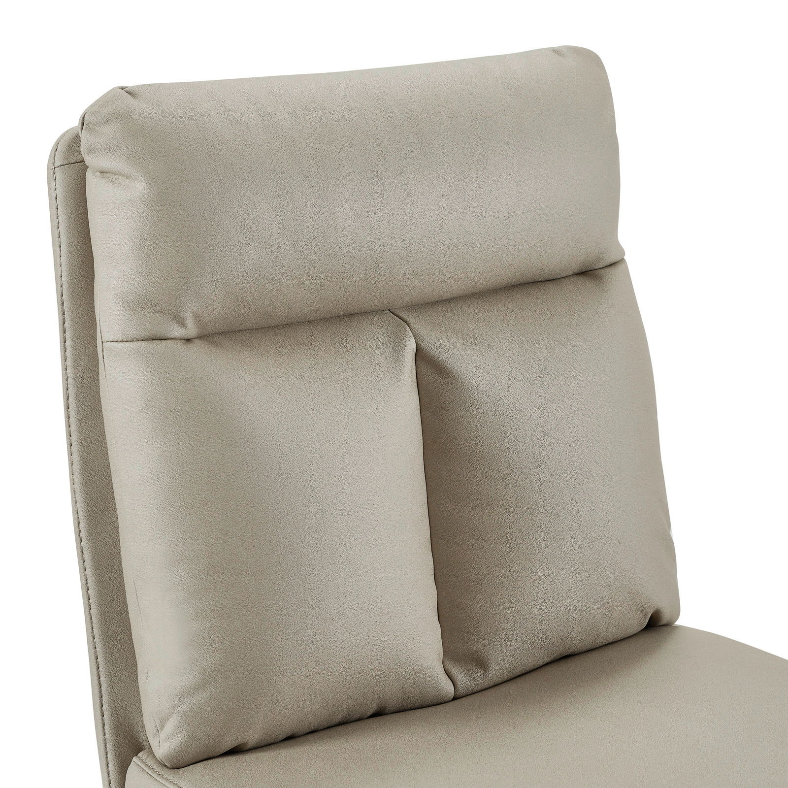 Nahaufnahme eines beigen Stuhlrückens mit weicher Polsterung, seitliche Perspektive