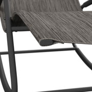 Nahaufnahme einer Schaukelliege mit grauem, strukturiertem Stoffbezug und stabilem Metallrahmen, seitliche Perspektive.