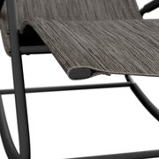 Nahaufnahme einer Schaukelliege mit grauem, strukturiertem Stoffbezug und stabilem Metallrahmen, seitliche Perspektive.