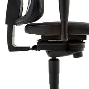 Seitenansicht eines schwarzen Gamingstuhls mit Armlehne und verstellbarem Sitzmechanismus