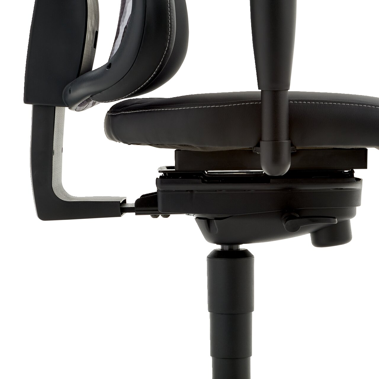 Seitenansicht eines schwarzen Gamingstuhls mit Armlehne und verstellbarem Sitzmechanismus