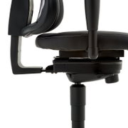 Seitenansicht eines schwarzen Gamingstuhls mit Armlehne und verstellbarem Sitzmechanismus