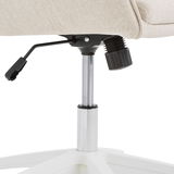 Nahaufnahme eines verstellbaren Homeoffice-Drehstuhls mit beigem Stoffbezug und weißem Fußgestell, seitliche Perspektive.